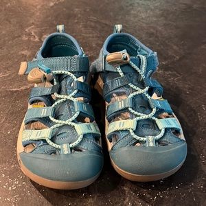 Youth Girls sz 12 Keen water sandals!